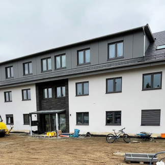 De boeiboorden en de dakkapel van het nieuwgebouwde huis zijn bekleed met HPL-platen van 8 mm dikte. De kleur (antraciet, RAL 7016 bij benadering) sluit perfect aan op de kleur van de kozijnen. De platen die we leverden bij dit project hadden een afmeting van 1300×2800 mm per stuk.