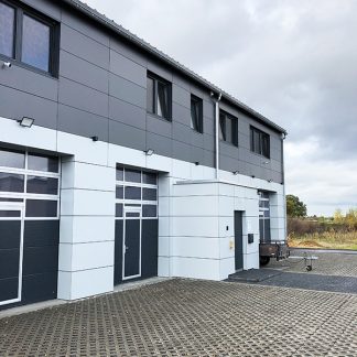 2ekeus bergstreiser 2.png HPL gevelbekleding in Düren, Duitsland HPL gevelbekleding is duurzaam, onderhoudsarm en ziet er strak uit. Dat wist ook onze Duitse klant, die 2ekeus HPL-platen toepaste voor de bekleding van zijn volledige gevel. Met een fraai resultaat, voor een aantrekkelijke prijs.