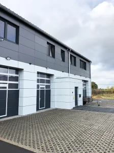 HPL gevelbekleding in Düren, Duitsland HPL gevelbekleding is duurzaam, onderhoudsarm en ziet er strak uit. Dat wist ook onze Duitse klant, die 2ekeus HPL-platen toepaste voor de bekleding van zijn volledige gevel. Met een fraai resultaat, voor een aantrekkelijke prijs.