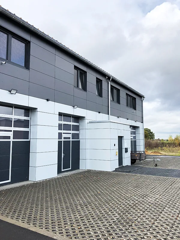 HPL gevelbekleding in Düren, Duitsland HPL gevelbekleding is duurzaam, onderhoudsarm en ziet er strak uit. Dat wist ook onze Duitse klant, die 2ekeus HPL-platen toepaste voor de bekleding van zijn volledige gevel. Met een fraai resultaat, voor een aantrekkelijke prijs.